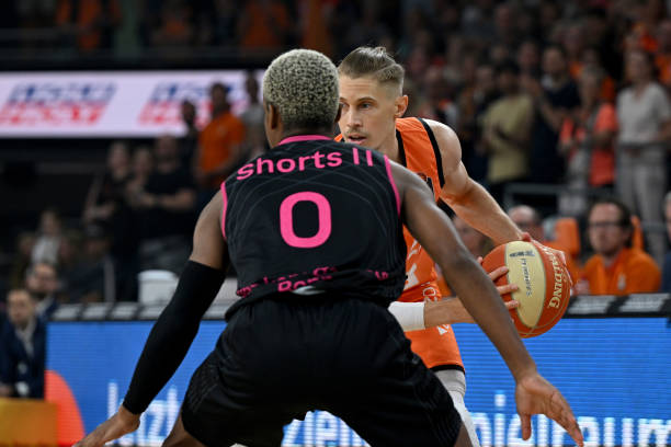 的积极回追 的积极回追